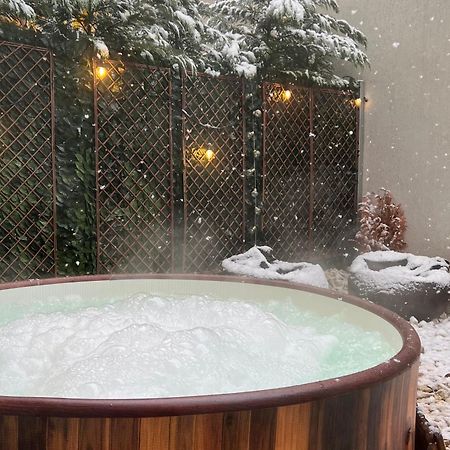 Downtown Hidden Garden With Jacuzzi In Bucharest Apartment Ngoại thất bức ảnh