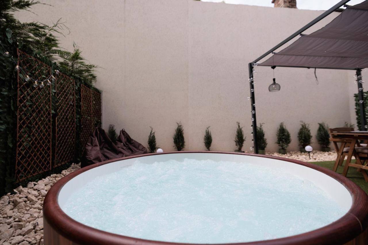 Downtown Hidden Garden With Jacuzzi In Bucharest Apartment Ngoại thất bức ảnh