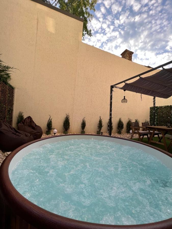 Downtown Hidden Garden With Jacuzzi In Bucharest Apartment Ngoại thất bức ảnh