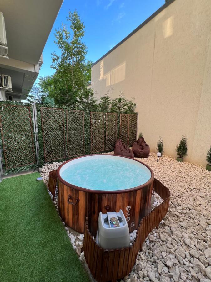 Downtown Hidden Garden With Jacuzzi In Bucharest Apartment Ngoại thất bức ảnh