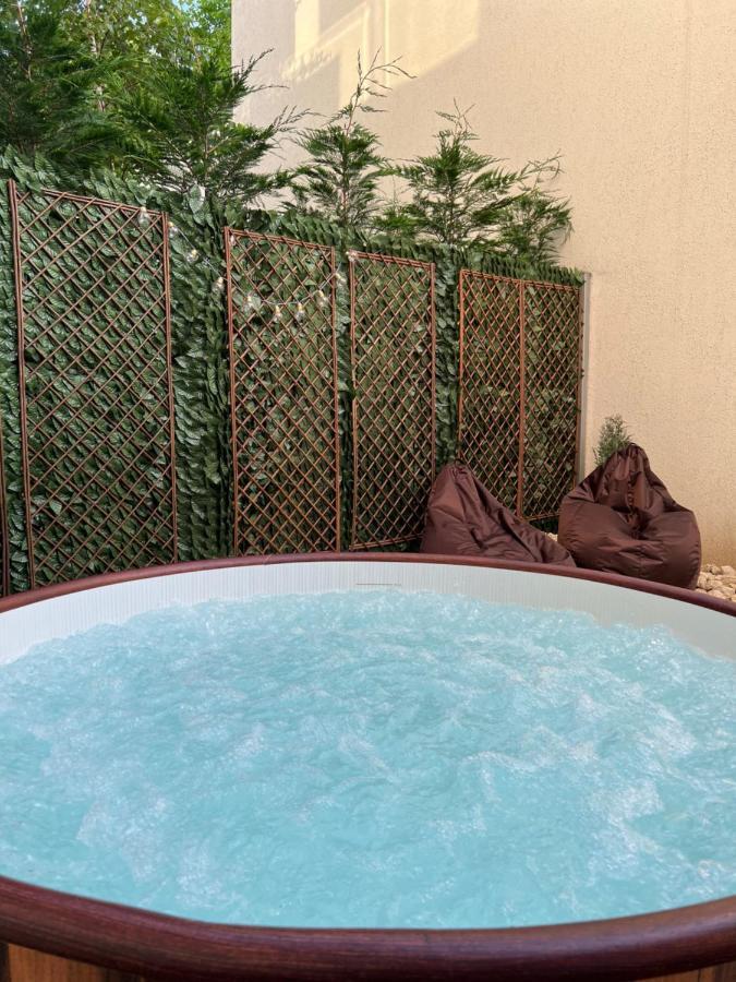 Downtown Hidden Garden With Jacuzzi In Bucharest Apartment Ngoại thất bức ảnh