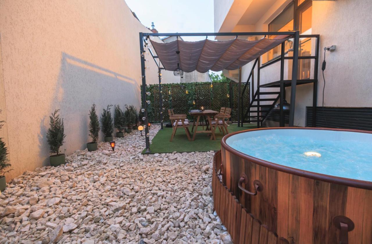 Downtown Hidden Garden With Jacuzzi In Bucharest Apartment Ngoại thất bức ảnh