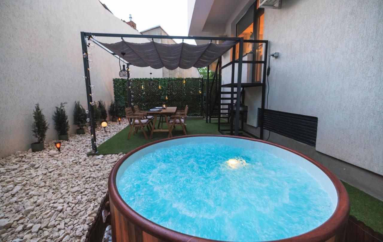 Downtown Hidden Garden With Jacuzzi In Bucharest Apartment Ngoại thất bức ảnh