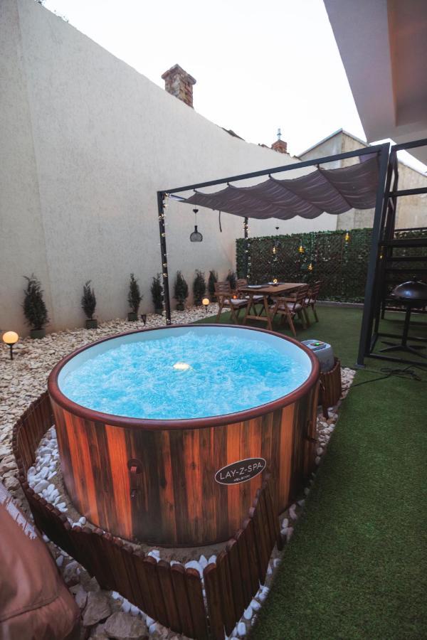 Downtown Hidden Garden With Jacuzzi In Bucharest Apartment Ngoại thất bức ảnh